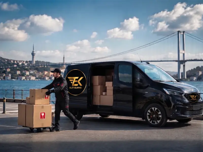 Elit Kurye personeli, İstanbul Boğazı manzarasında araçlı kurye ile hacimli ve üzerinde kırılabilir etiketi olan hassas kolileri taşıyor.